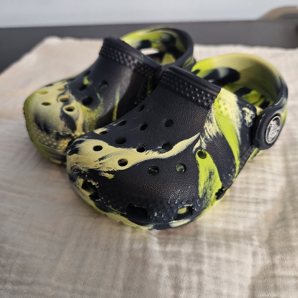 Crocs Toddler‎ Size C4 Black and Green Marbled Tie-Dye Crocband Shoe 4